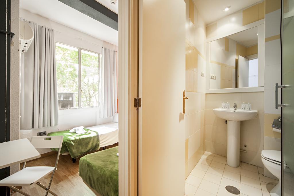 Euromadrid Hostel *